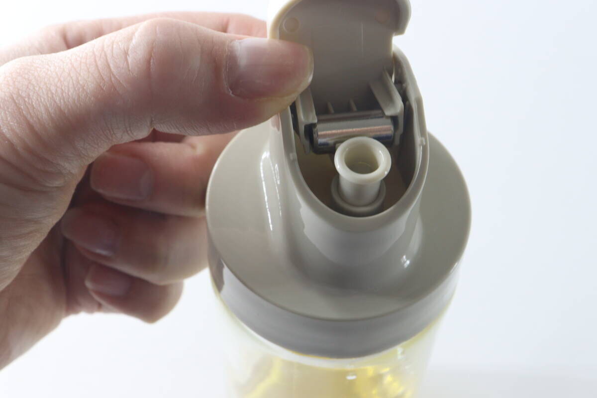 200円って本気かよ！「蓋の開閉が自動でできる！」片手で楽に使えるオイルボトル