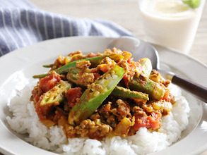 暑い夏はスパイシーなカレーでデトックス！オクラとひき肉のビンディキーママサラ