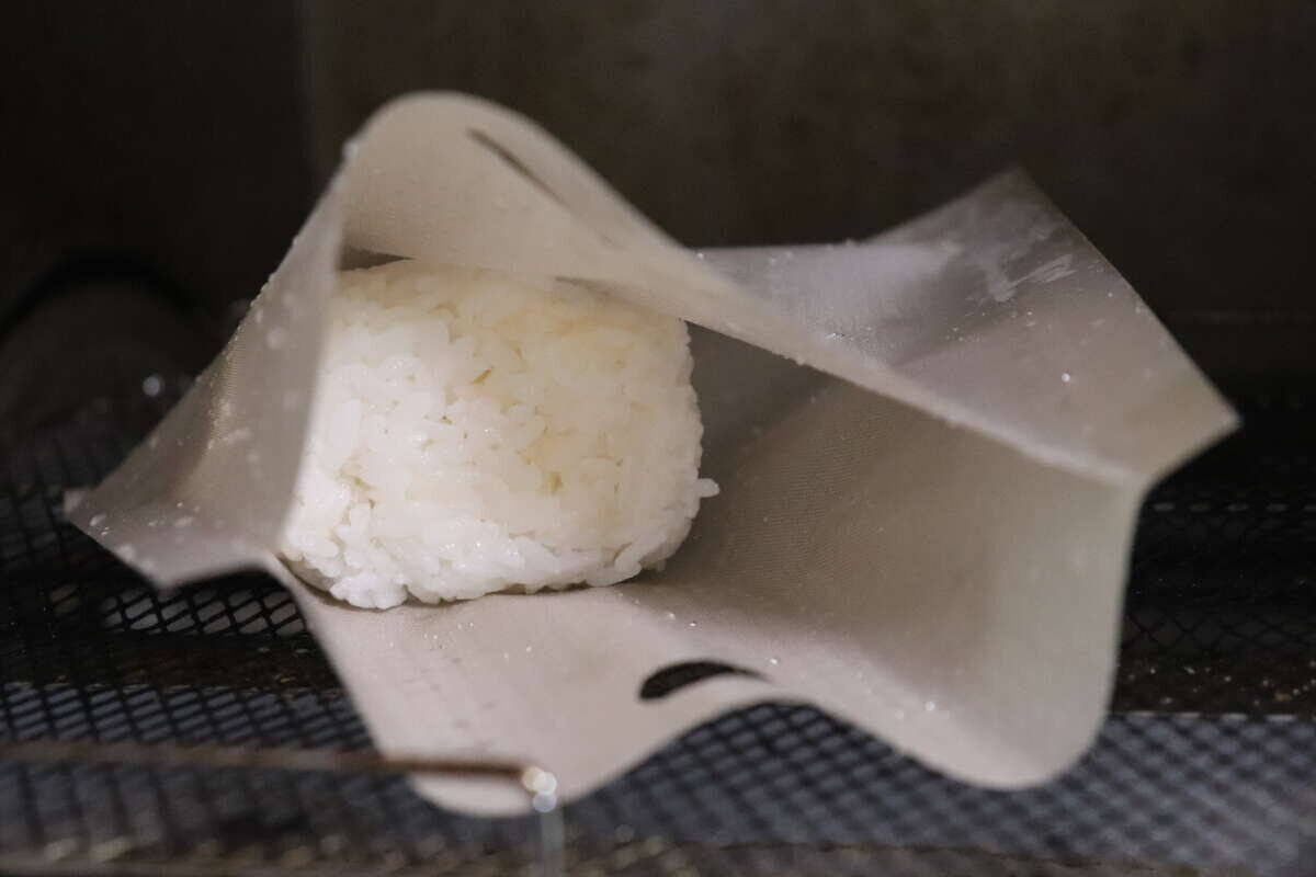 100均の袋が優秀すぎる！「お手入れも楽！」焼きおにぎりもトーストも絶品になる家事楽グッズ