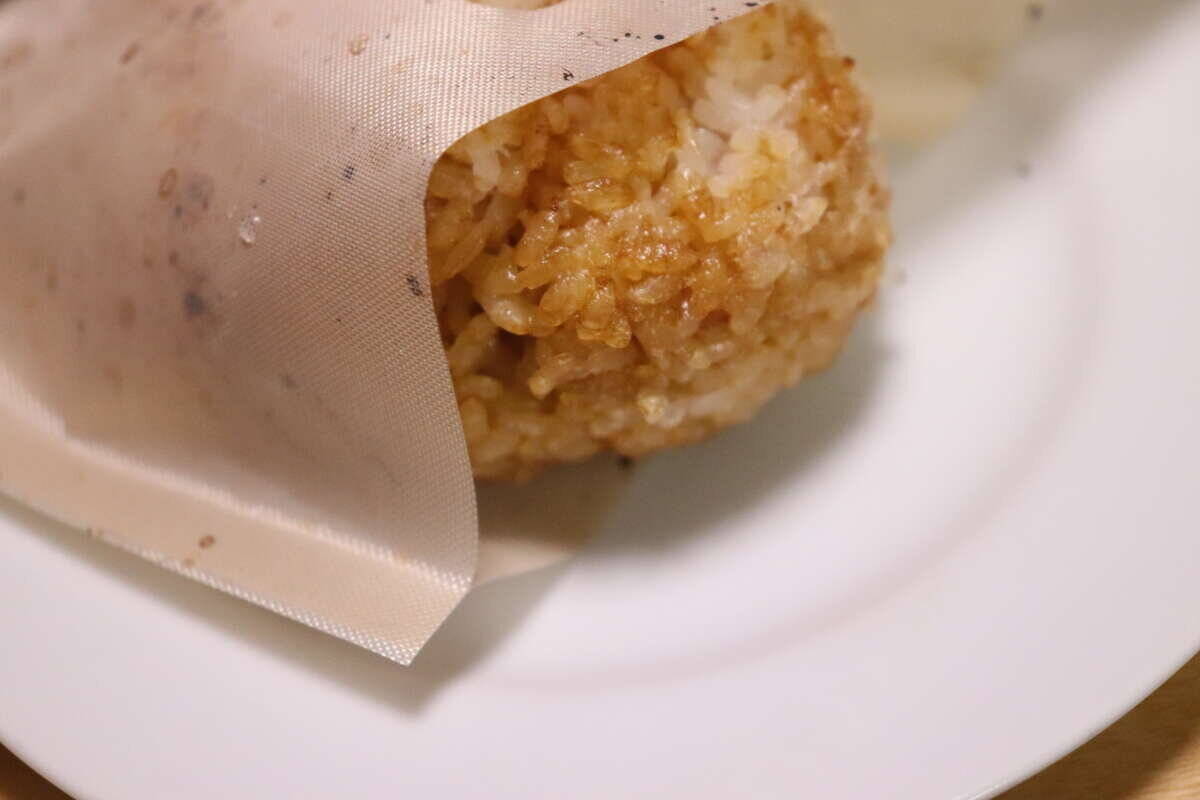 100均の袋が優秀すぎる！「お手入れも楽！」焼きおにぎりもトーストも絶品になる家事楽グッズ