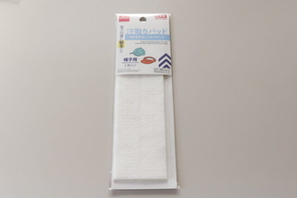 汗っかき民はダイソーに急いで…！使い心地もいい感じ♡夏のあるあるを防いでくれるシート