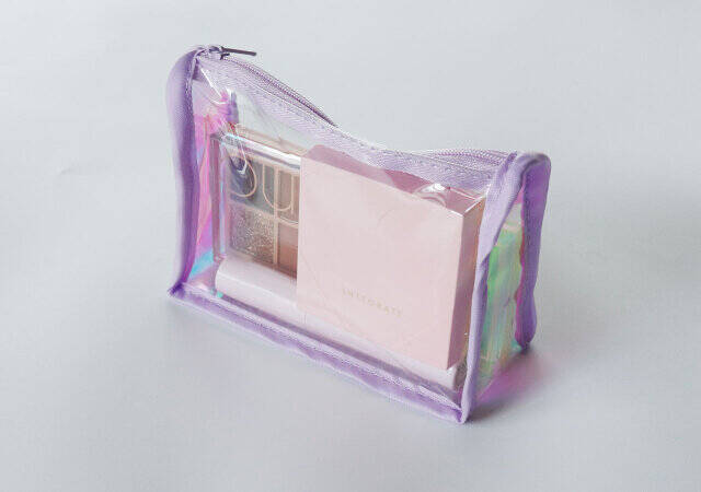 セリアで見かけたら買いだよ～！小物の持ち運びだけじゃない♡ある使い方がオススメなポーチ