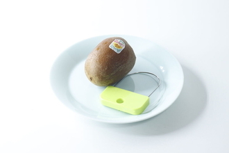 刺してぐるっと回すだけ？！面倒な皮むきが即終わる100均便利グッズ