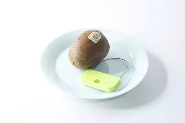 刺してぐるっと回すだけ？！面倒な皮むきが即終わる100均便利グッズ