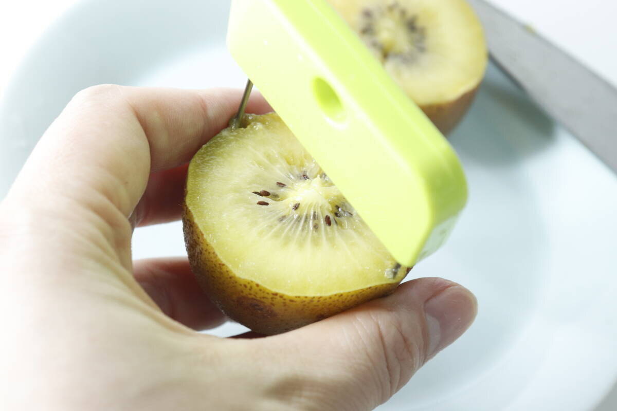 刺してぐるっと回すだけ？！面倒な皮むきが即終わる100均便利グッズ