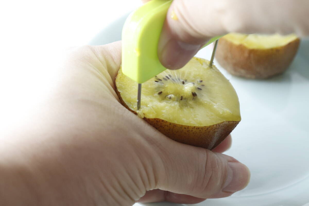 刺してぐるっと回すだけ？！面倒な皮むきが即終わる100均便利グッズ