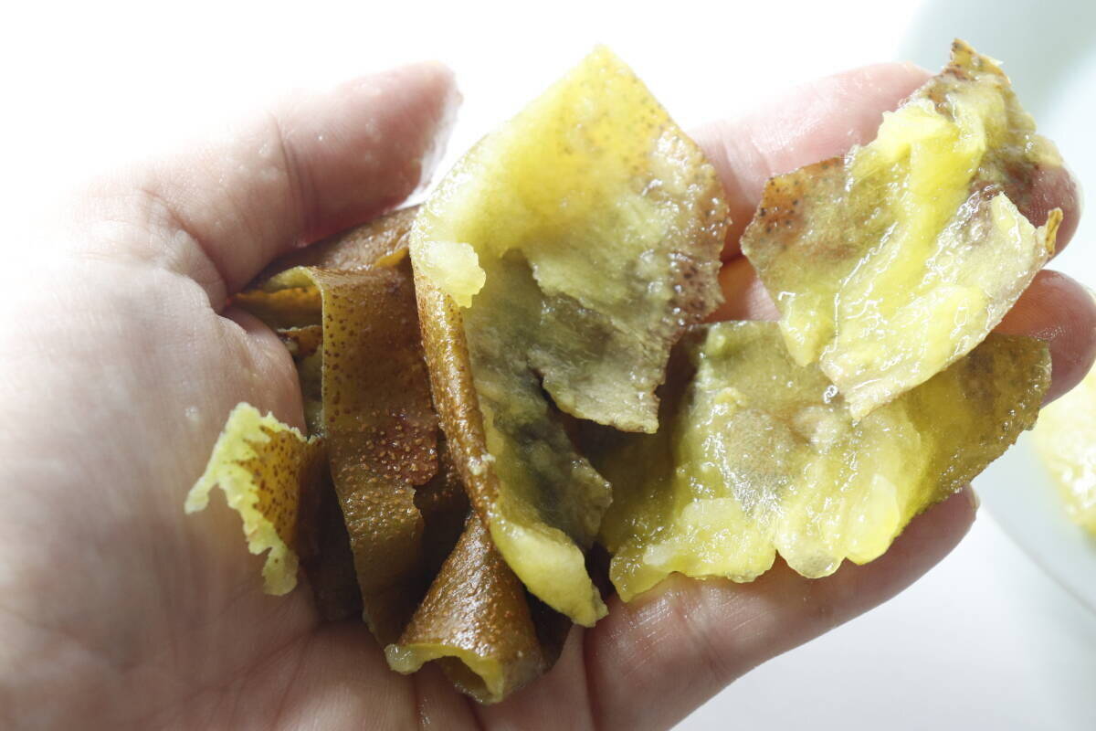 刺してぐるっと回すだけ？！面倒な皮むきが即終わる100均便利グッズ