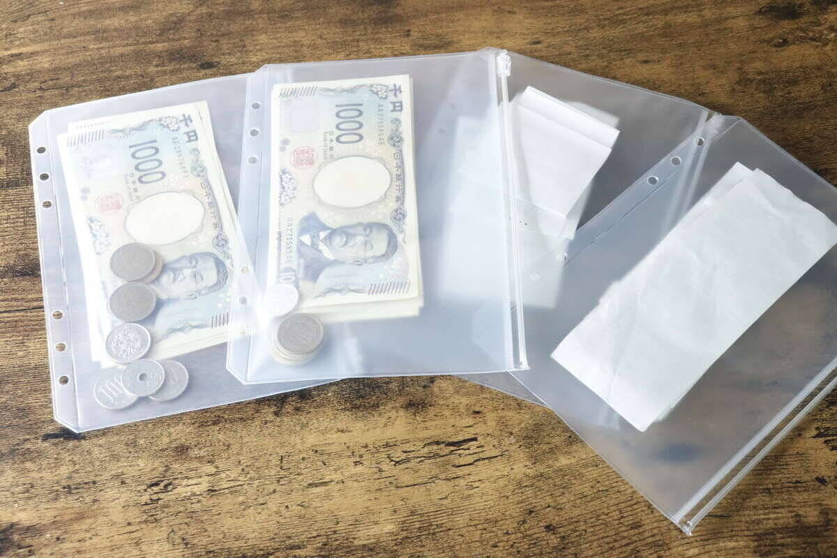 「家計管理が続かない…を卒業♡」「本みたいにパラっと探せる」100均の収納グッズ