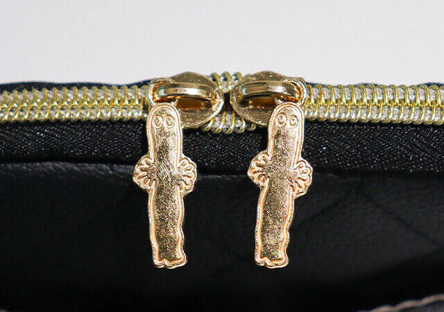 やっぱり付録バッグは「黒」が万能！ムーミンの高見えキルティングスマホショルダー