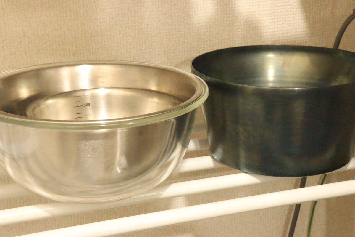 100均の板を使うと…？「もう隙間から落とさない！」かぶせるだけで快適な収納グッズ