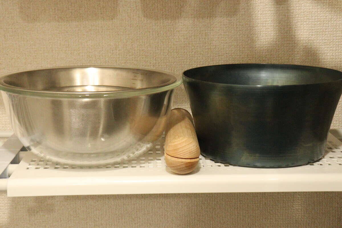 100均の板を使うと…？「もう隙間から落とさない！」かぶせるだけで快適な収納グッズ