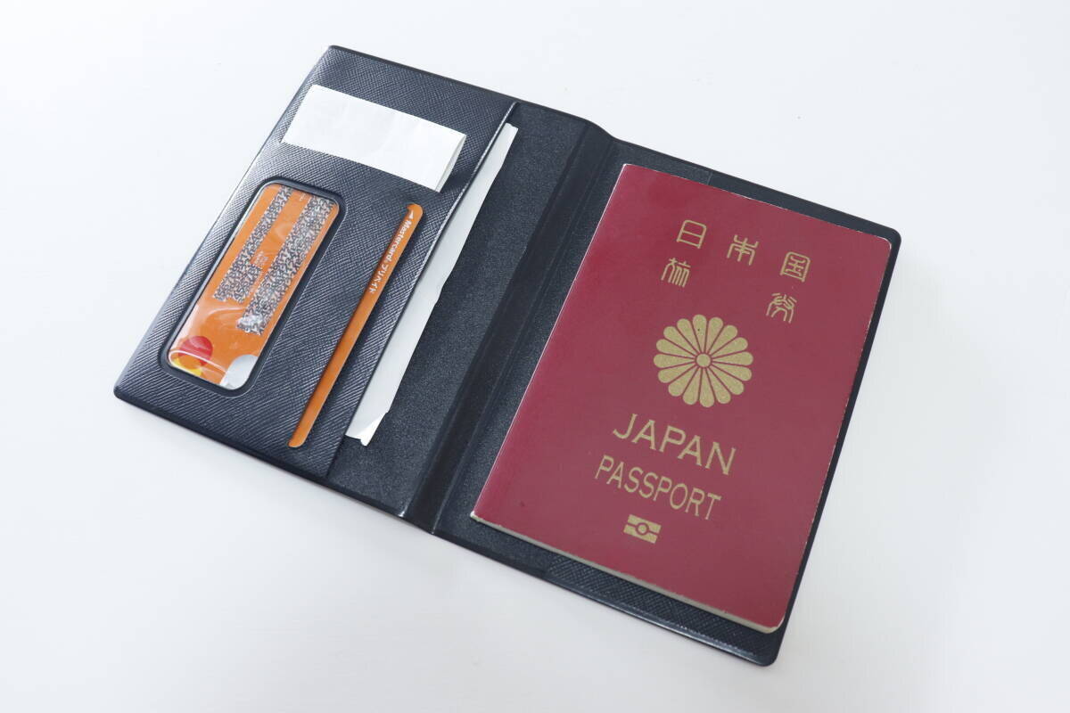 かさばる悩みを即解決！便利すぎてもう手放せない♡夏の旅行で大活躍する100均の薄型黒ケース