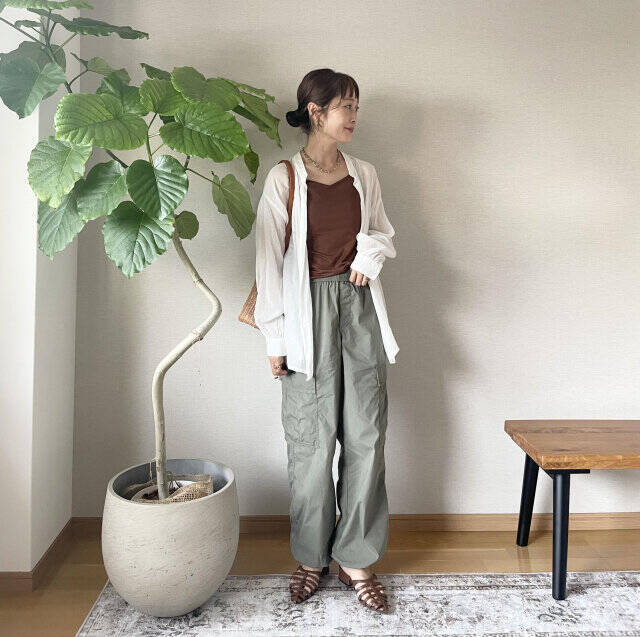 流行ってるけど…どう着るのが正解？今季のトレンド♡ユニクロカーゴパンツで大人の旬コーデ