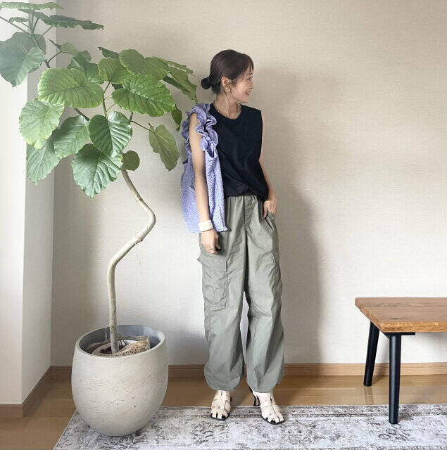 流行ってるけど…どう着るのが正解？今季のトレンド♡ユニクロカーゴパンツで大人の旬コーデ