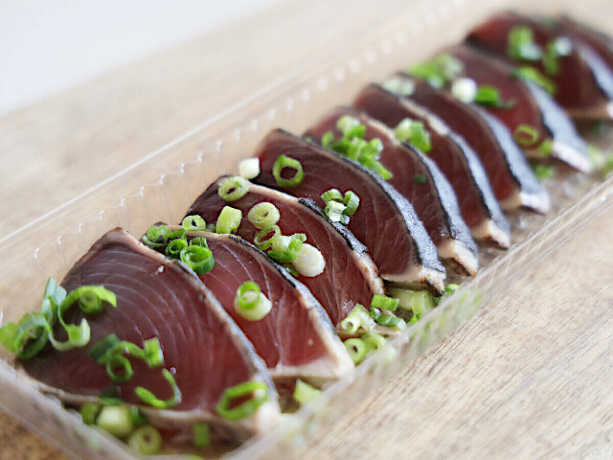 「パックのカツオで簡単！美味しい！」「ごはんに合う！」新玉ねぎとカツオのたたきカルパッチョ