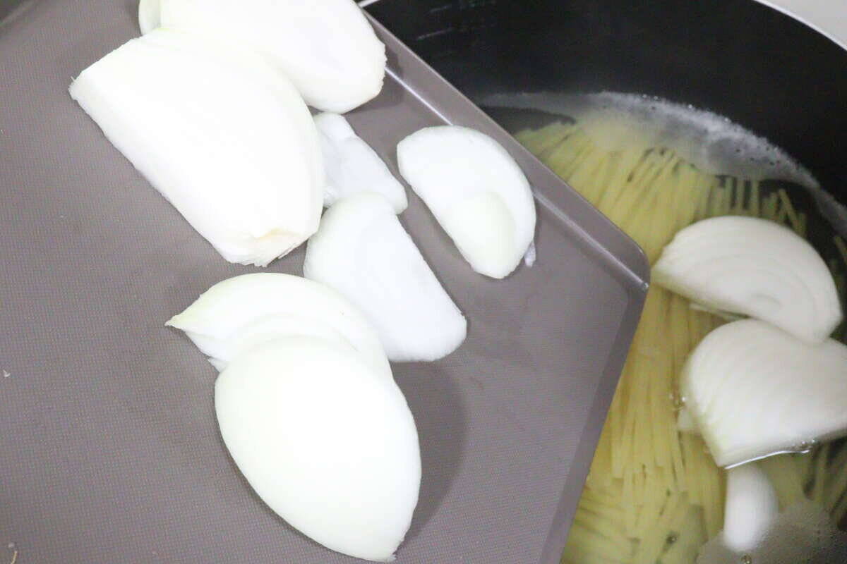 ついに出た～！「漂白できるタイプで100円は嬉しい！」狭い場所で使いやすいまな板