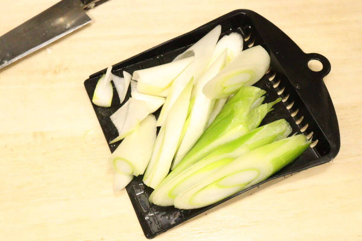 100均の板を使うと捗るよ～！「地味だけどいい仕事してくれる！」「台所に常備したい！」