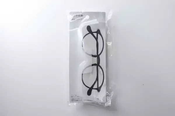 「斬新すぎん！？」貼るだけで定位置が完成！メガネユーザー大歓喜の100均収納グッズ