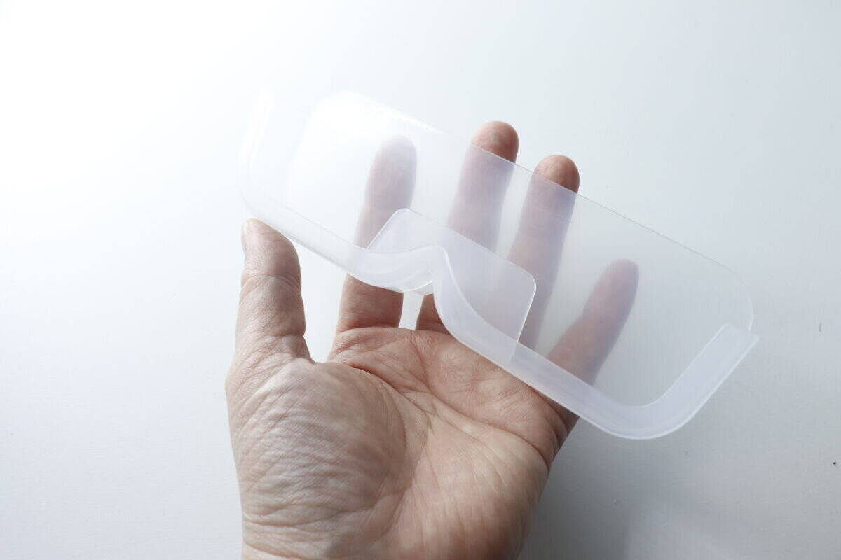 「斬新すぎん！？」貼るだけで定位置が完成！メガネユーザー大歓喜の100均収納グッズ