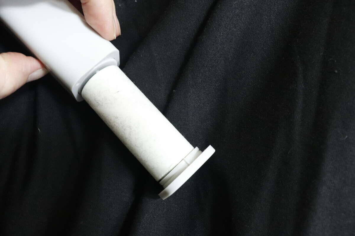 こんなに小さくなっちゃうの！？本体を押し出すと…？出先でスマートに使える100均グッズ
