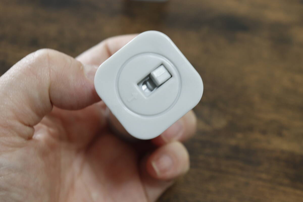 こんなに小さくなっちゃうの！？本体を押し出すと…？出先でスマートに使える100均グッズ