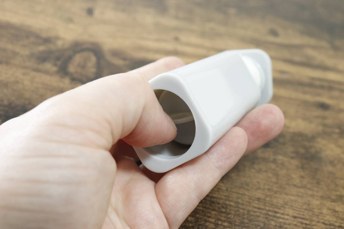 こんなに小さくなっちゃうの！？本体を押し出すと…？出先でスマートに使える100均グッズ