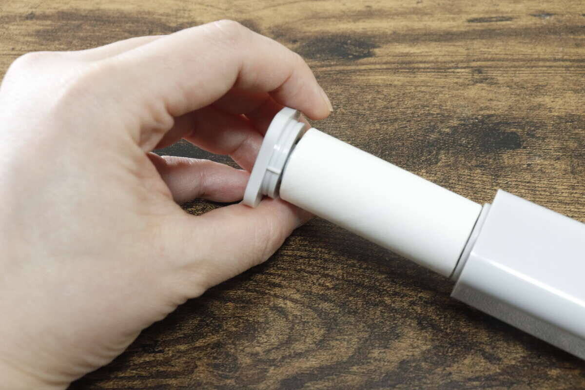 こんなに小さくなっちゃうの！？本体を押し出すと…？出先でスマートに使える100均グッズ