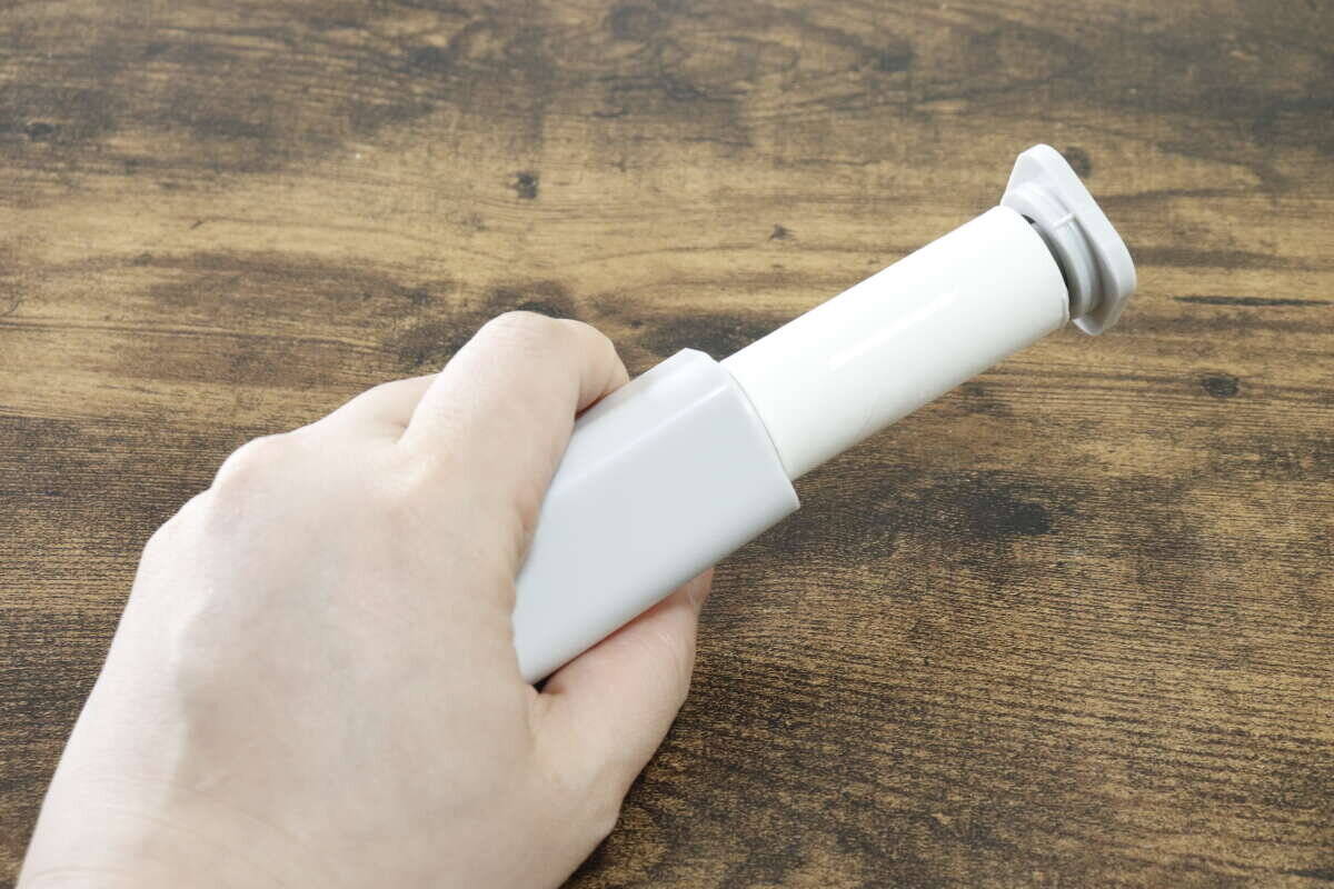 こんなに小さくなっちゃうの！？本体を押し出すと…？出先でスマートに使える100均グッズ