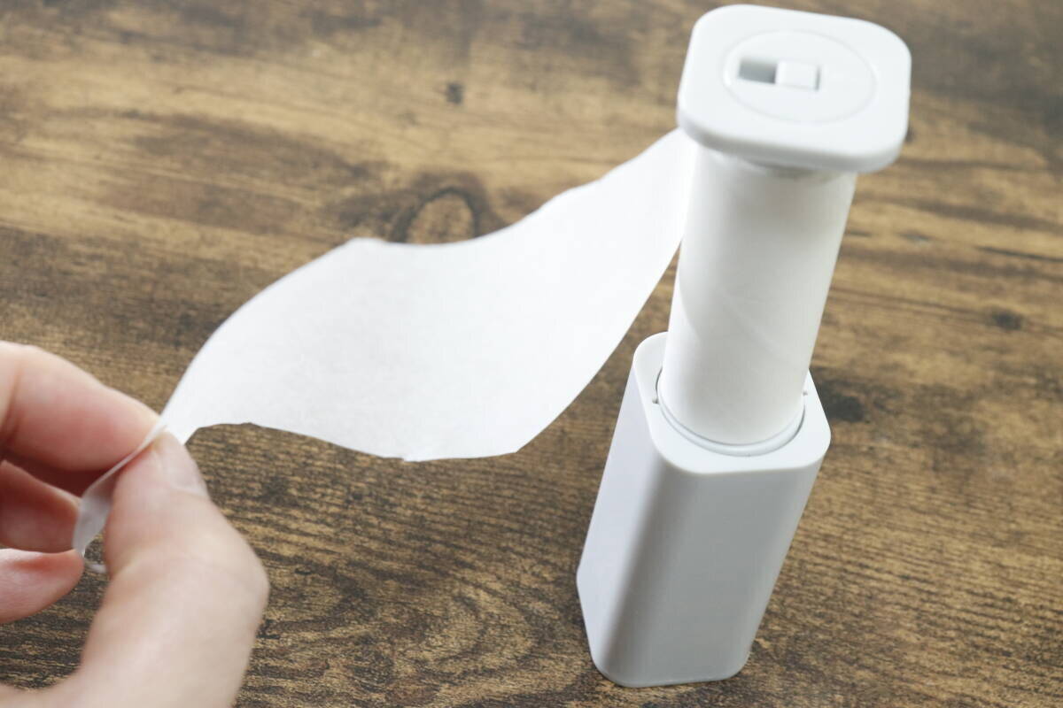 こんなに小さくなっちゃうの！？本体を押し出すと…？出先でスマートに使える100均グッズ
