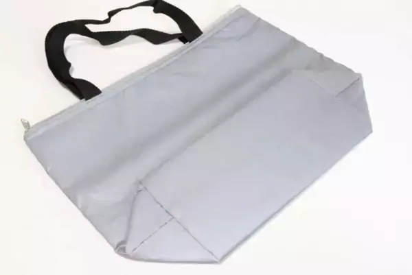 「100均で買った」って言うと驚かれる！普通に見えて機能的！家族分揃えたくなるバッグ