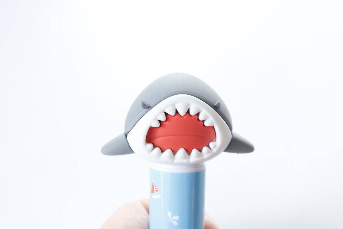 即カゴ行き！「重いけどあえて欲しい」デスクで目が合うと癒やされる100円文具