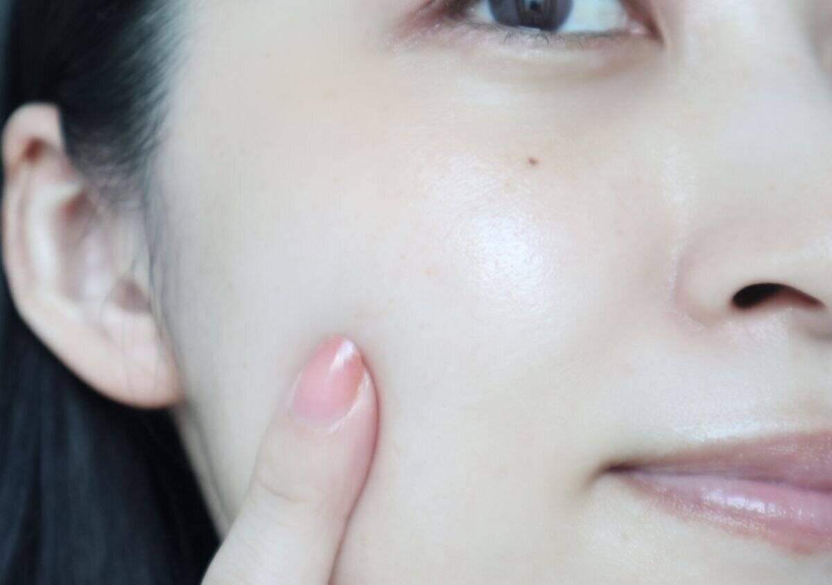 美容ライターが10日間使ってみた！大人気の成分で30代のくすみ肌＆目元悩みはどう変わった？