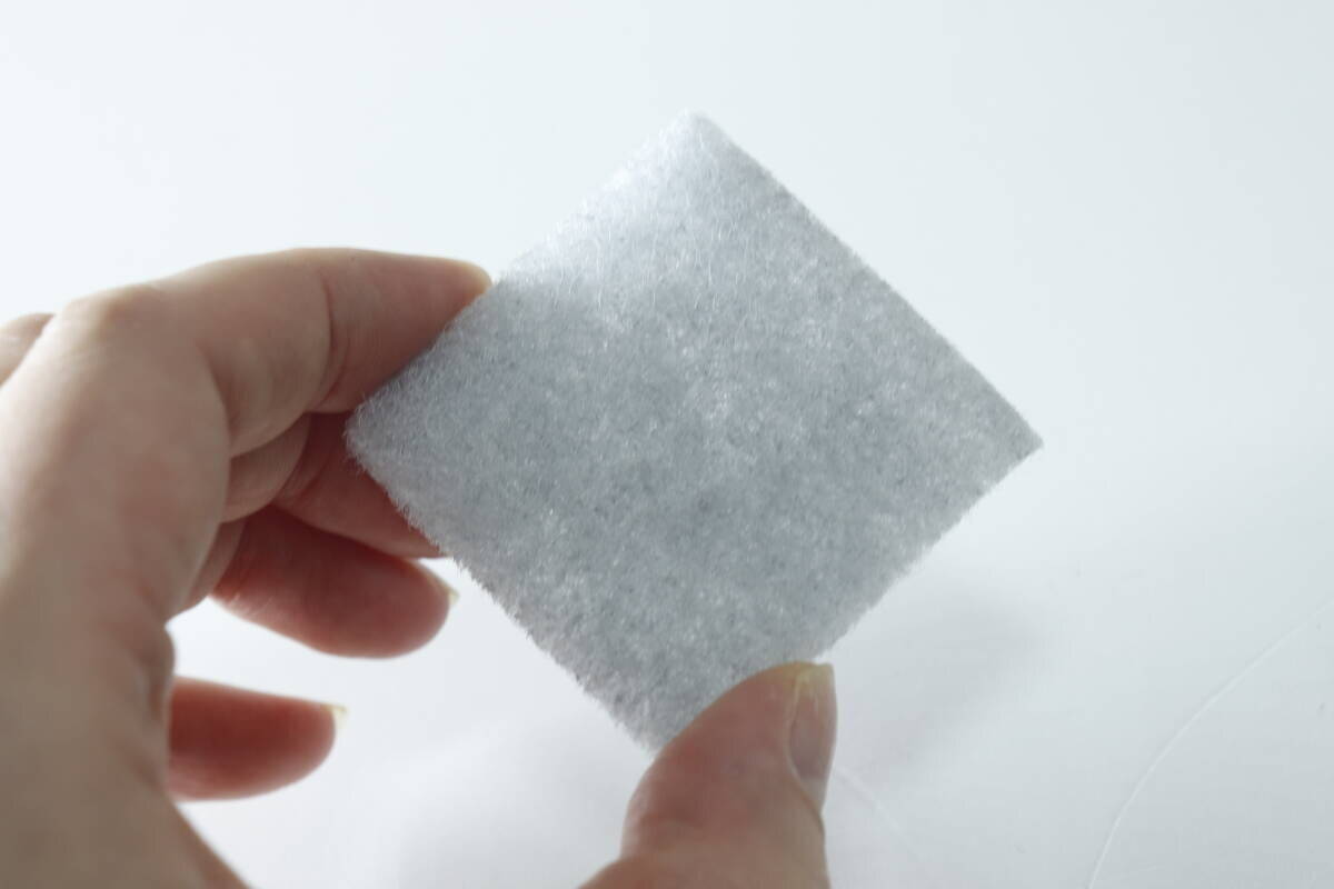 100均の“黒い粒入り”の実力は？「汚れ落ちは抜群だけど…」高コスパな大容量スポンジ