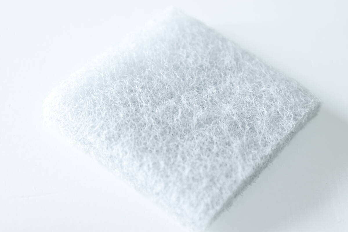 100均の“黒い粒入り”の実力は？「汚れ落ちは抜群だけど…」高コスパな大容量スポンジ