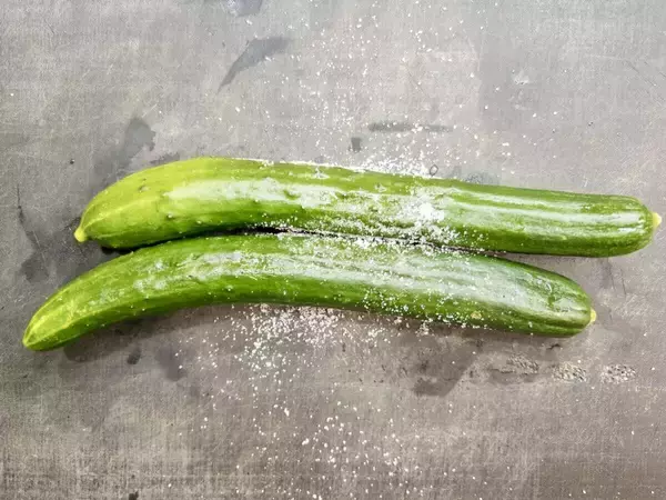 「これ作るために毎日きゅうり買いに行く！」5分でできるお助け副菜！叩ききゅうりの塩昆布和え