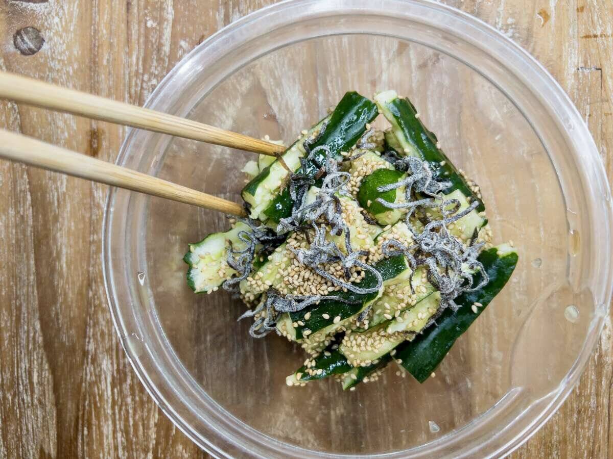 「これ作るために毎日きゅうり買いに行く！」5分でできるお助け副菜！叩ききゅうりの塩昆布和え