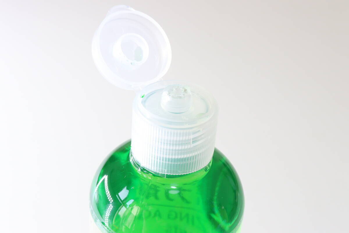 「じょうろ感覚でハードルが下がる！」室内で楽に使える100均の園芸グッズ