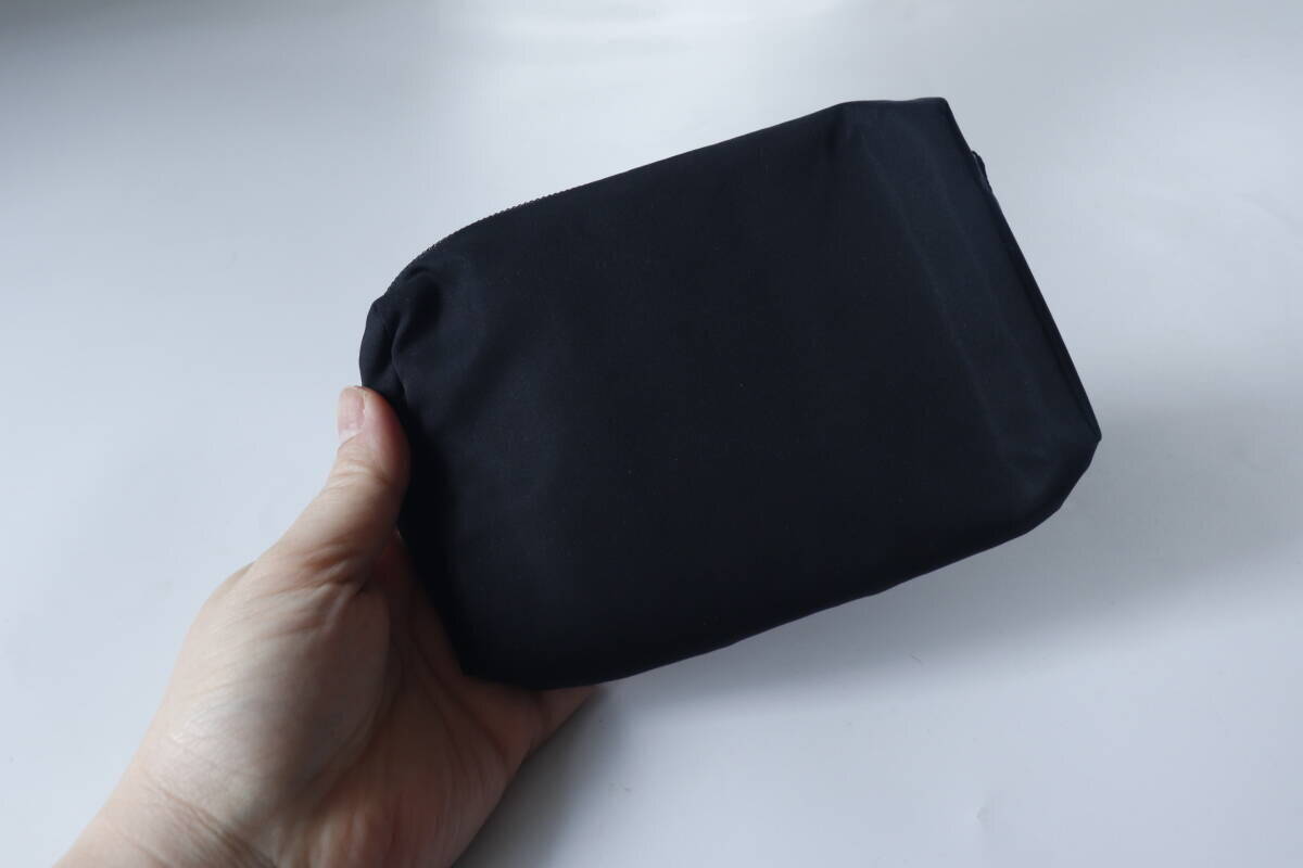 100均で中身見た瞬間買いました！地味だけど…欲しい機能備わってる！究極のシンプルポーチ