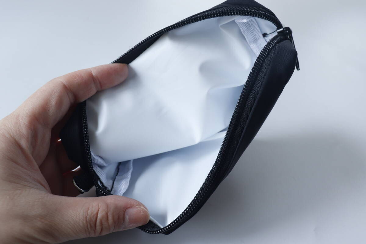 100均で中身見た瞬間買いました！地味だけど…欲しい機能備わってる！究極のシンプルポーチ