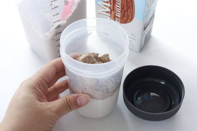 セリアにお洒落なタイプが出てたよ～！作って飲むまでコレ1つ♡至れり尽くせりなシェイカー