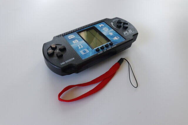 ダイソーさんスゴすぎ…！たった300円で23種のゲーム入り♡ポータブルゲーム機が売ってた