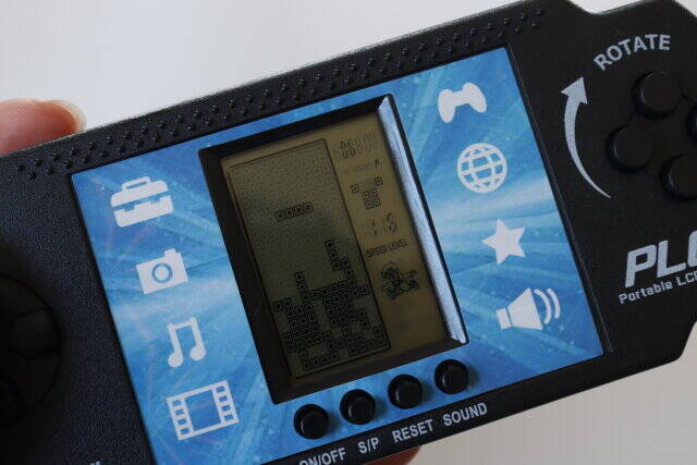 ダイソーさんスゴすぎ…！たった300円で23種のゲーム入り♡ポータブルゲーム機が売ってた