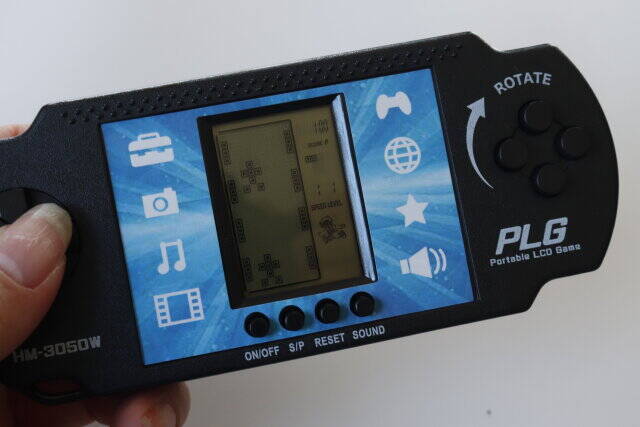 ダイソーさんスゴすぎ…！たった300円で23種のゲーム入り♡ポータブルゲーム機が売ってた