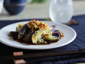 火を使わずにレンジでとろっとろ！じゅわっと味しみしみ！ごま香る中華風蒸しなす