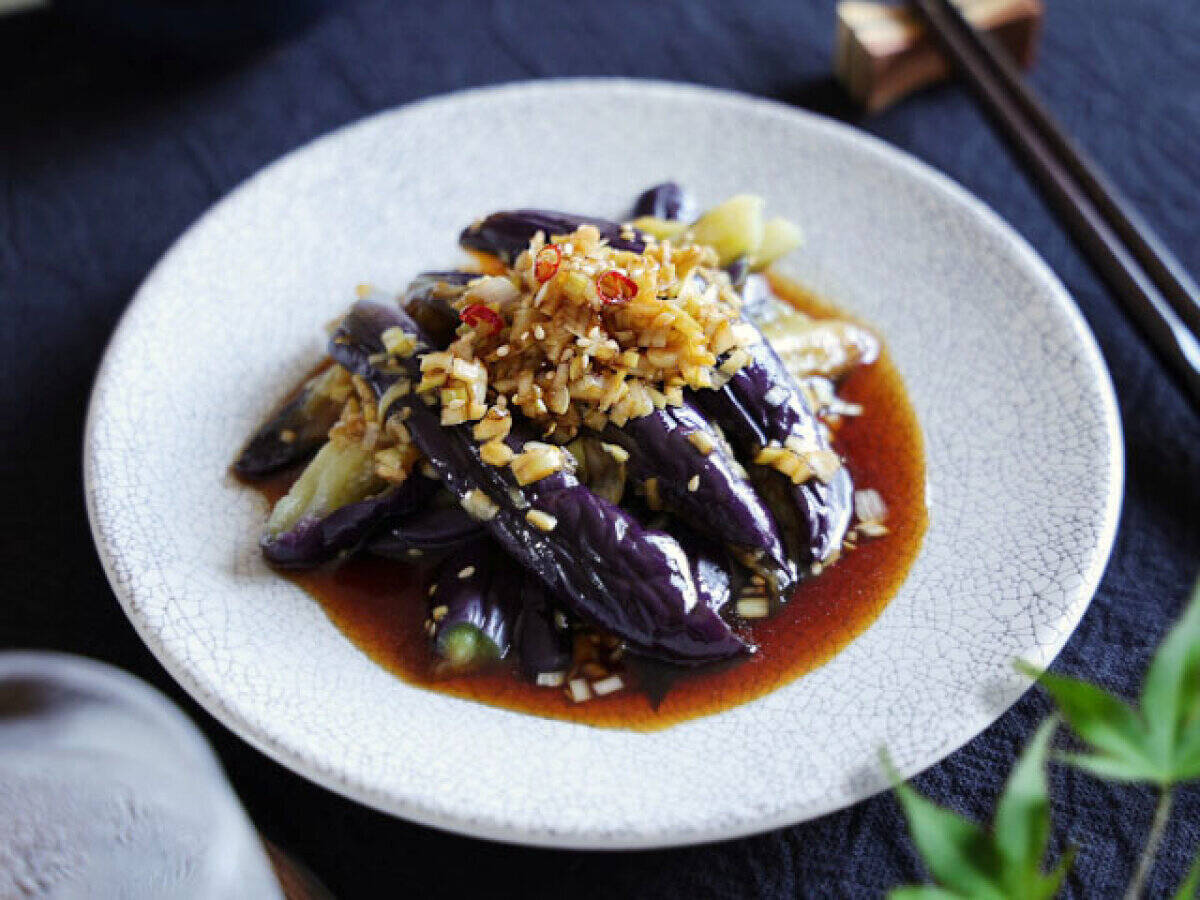 火を使わずにレンジでとろっとろ！じゅわっと味しみしみ！ごま香る中華風蒸しなす