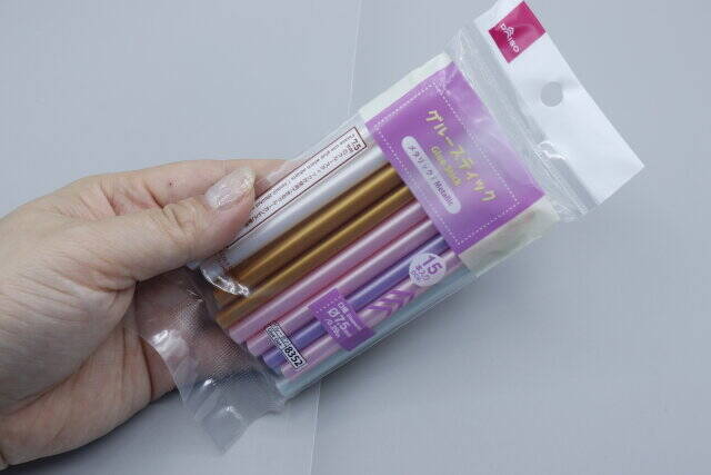 ダイソーでこんな色も出てるって知ってた？何かと使える万能スティック