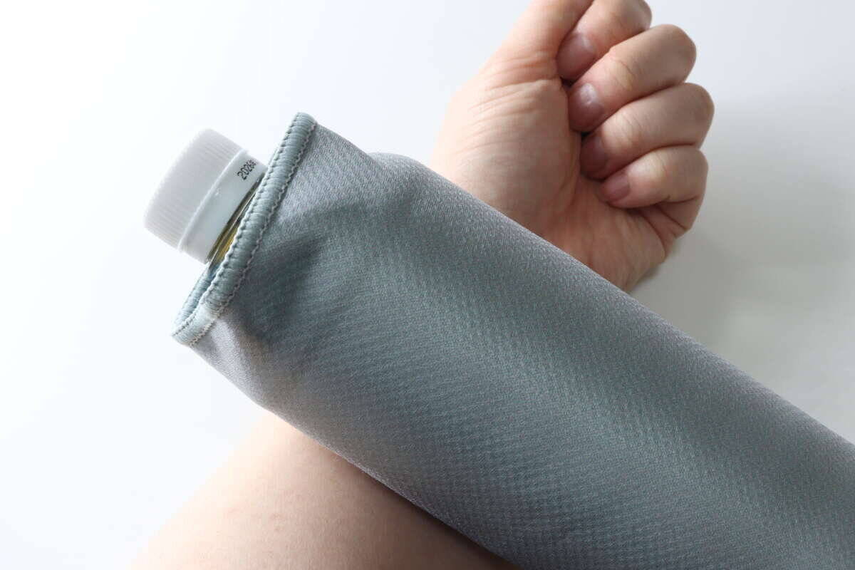 100均のこれ考えた人に拍手！「自分もクールダウンできる！」一石二鳥のボトルカバー