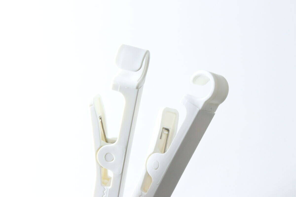 100均のフックがとにかく凄いよ！挟む＆掛けるの2WAY仕様！しかも角度も調整できる！