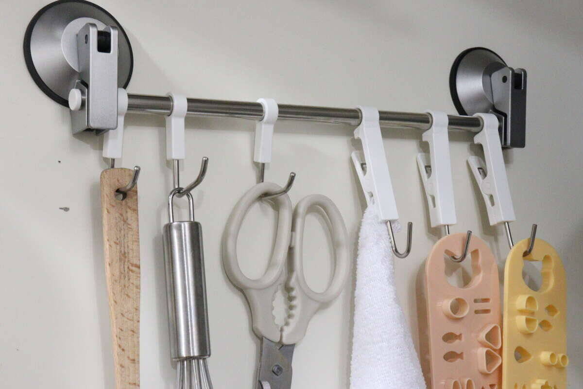 100均のフックがとにかく凄いよ！挟む＆掛けるの2WAY仕様！しかも角度も調整できる！