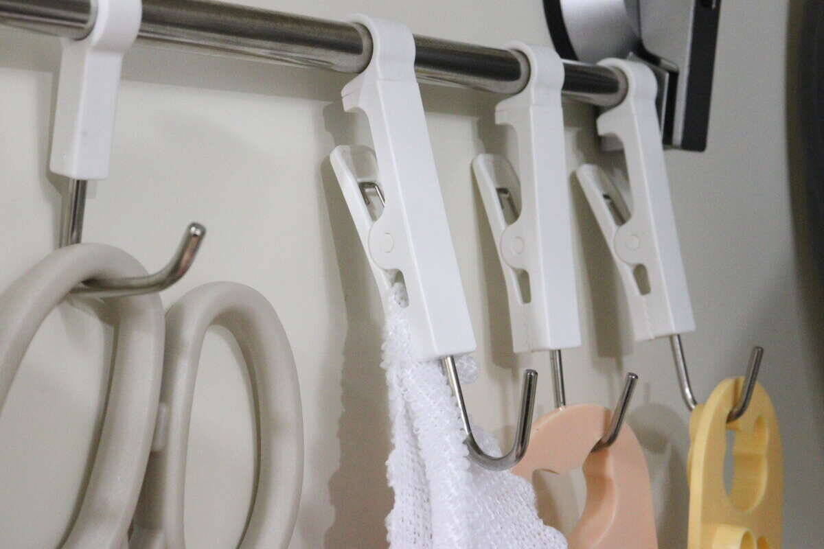 100均のフックがとにかく凄いよ！挟む＆掛けるの2WAY仕様！しかも角度も調整できる！